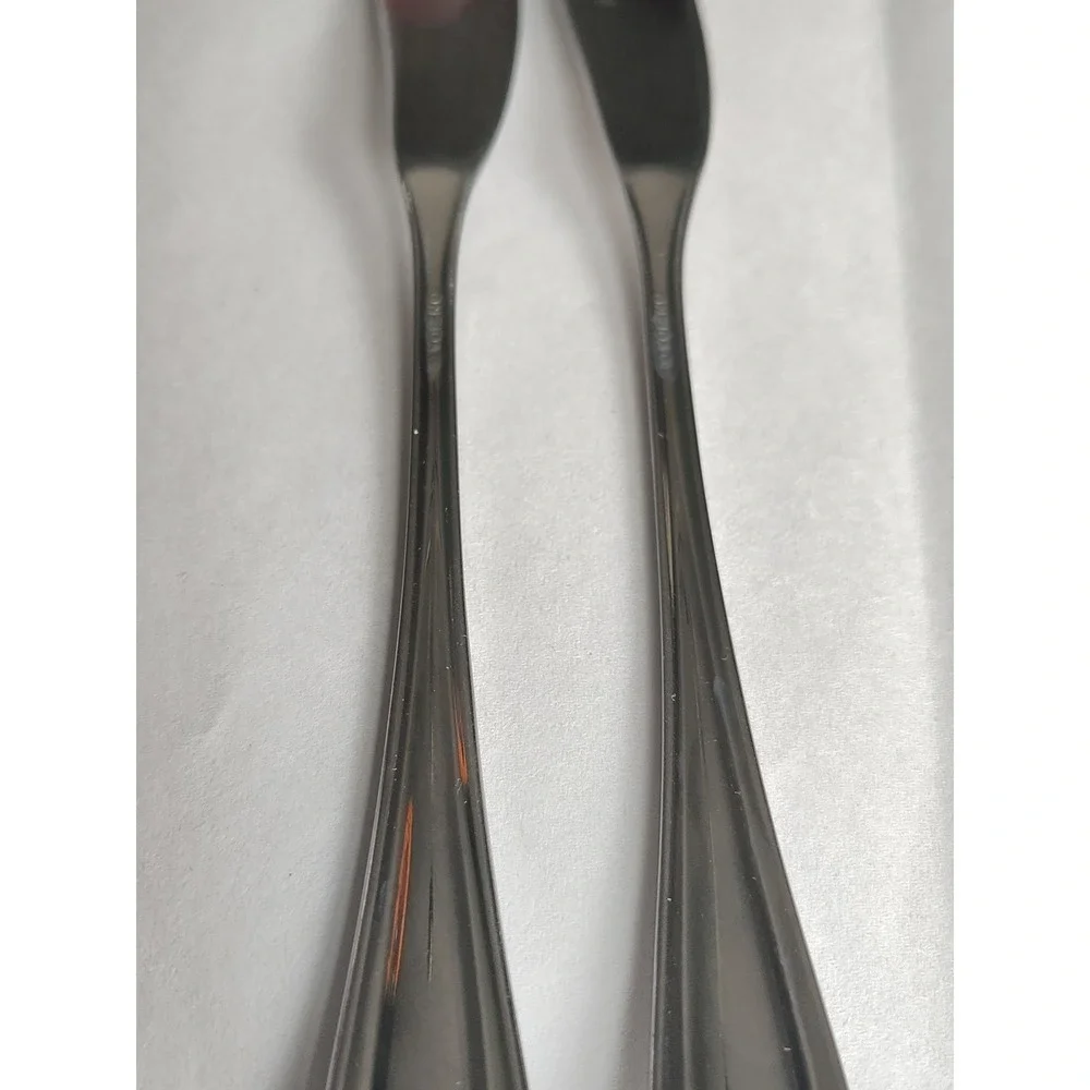 Oneida Sand Dune Satin Stainless Serving Butter Knife 2 Knives Vietnam 9-11 9-10